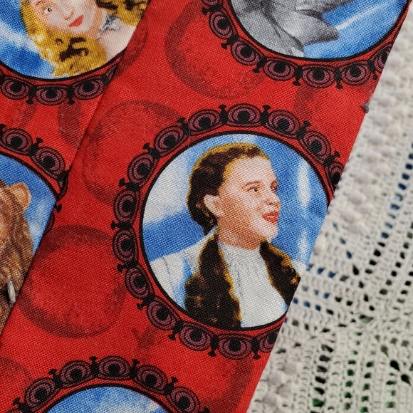 Wizard of Oz red makeup pouch - Picture 9 of 13